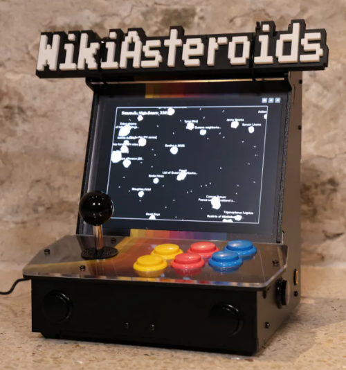 Bild des funktionierenden WikiAsteroids-Mini-Arcade-Cabinet.