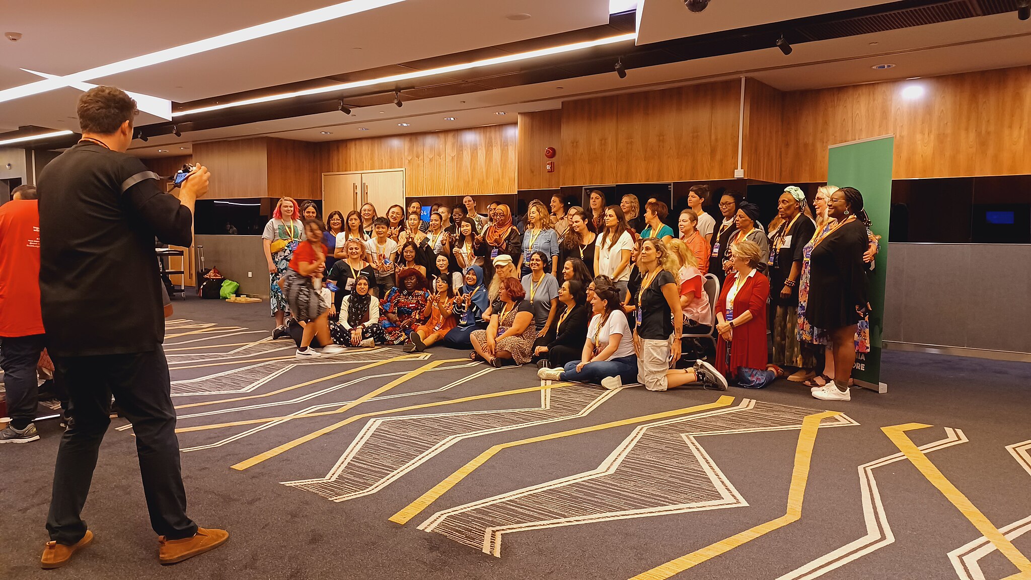 WikiWomen Community macht ein Gruppenfoto auf der Wikimania 2023