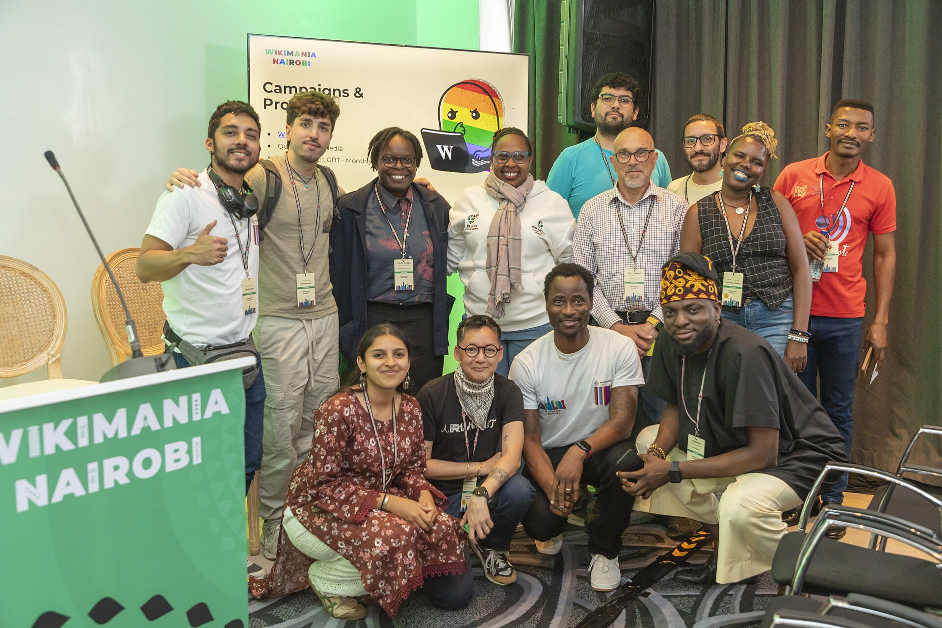 Bisi Alimi mit weiteren Teilnehmer*innen auf der Wikimania 2025 in Nairobi