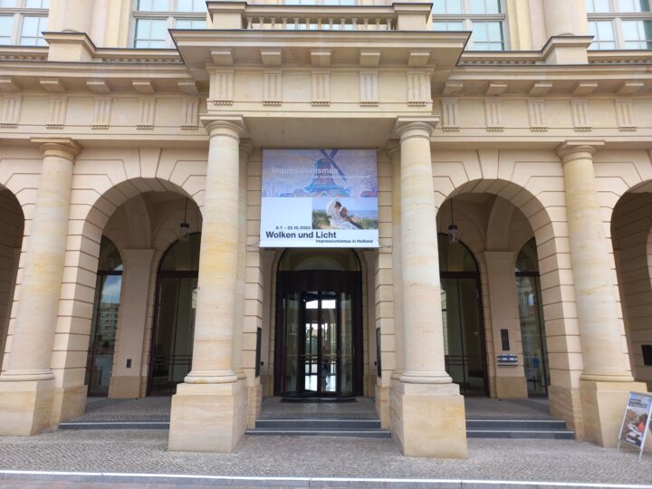 Der Eingangsbereich des Museum Barberini mit einem Plakat der Sonderausstellung „Wolken und Licht“