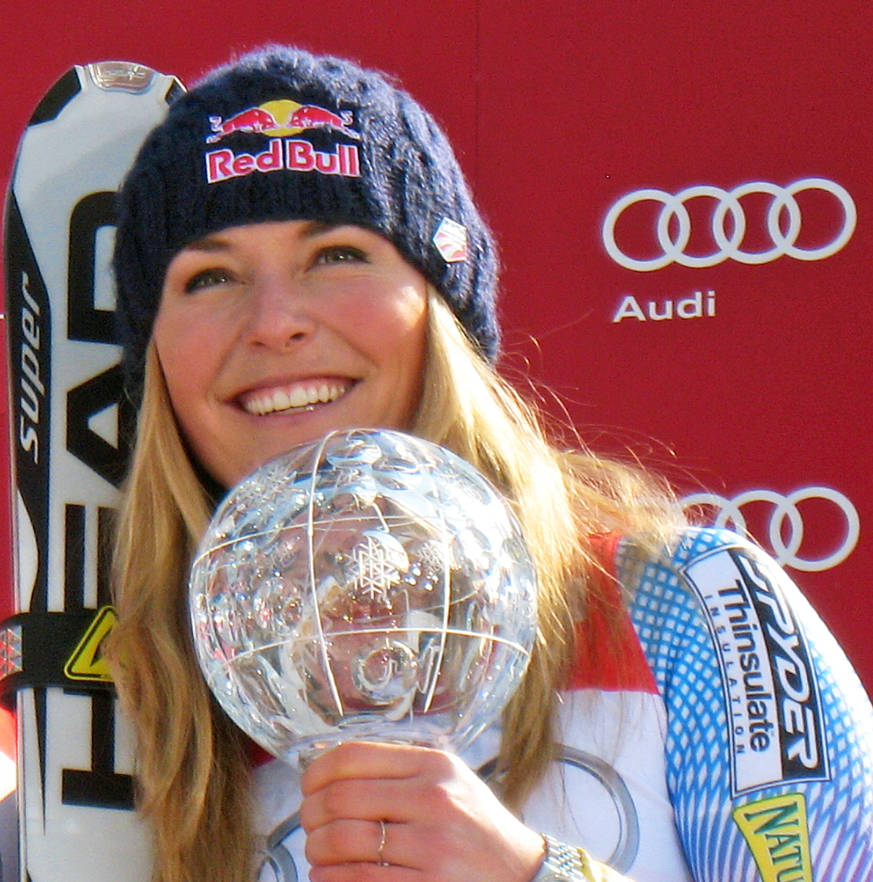 Lindsey Vonn hält ihre Kristallglobus-Trophäe hoch.
