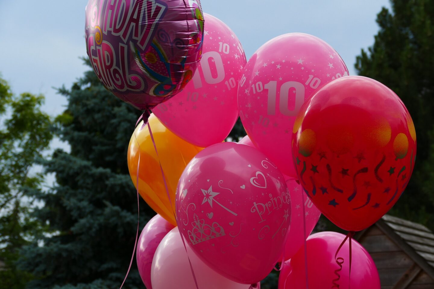 Zehn Jahre Bündnis Freie Bildung - zehn Jahre gemeinsames Engagement für offene Bildung. Auf dem Foto sind zehn aufgeblasene Lustballons zu sehen. Die Farben sind vorwiegend pink, rosa und orangerot und viele der Ballons sind mit einer weißen zehn bedruckt.