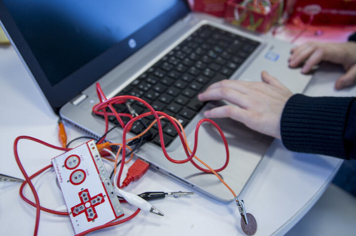 Laptop mit Kabel.