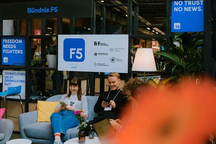 Jan-David Franke, Projektmanager Politik und öffentlicher Sektor bei Wikimedia Deutschland und Pia Sombetzki, Senior Policy Manager von AlgorithmWatch sitzen auf einem Sofa bei der Republica 2025. Sie schmunzeln unübersehbar. Worüber wohl? Egal. Die Stimmung an unserem re:publica Stand war jedenfalls bestens – meistens. Denn natürlich gehen auch an uns die diversen Krisen on- und offline nicht spurlos vorüber.