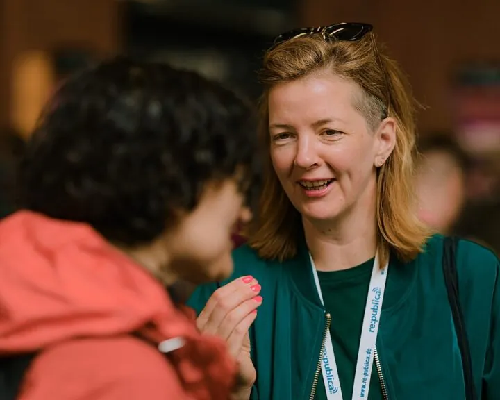Wikimedia Geschäftsführerin Franziska Heine (vorne im Bild, mit dem Rücken zum Betrachter) und Nicole Ebber, Leiterin des Teams Governance and Movement Relations bei Wikimedia Deutschland unterhalten sich auf der Repbulica 2025
