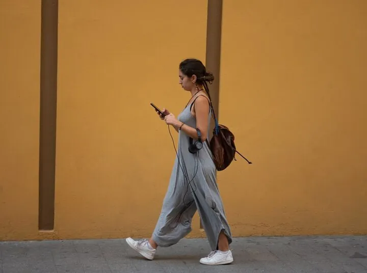 Junge Frau scrollt auf ihrem Telefon