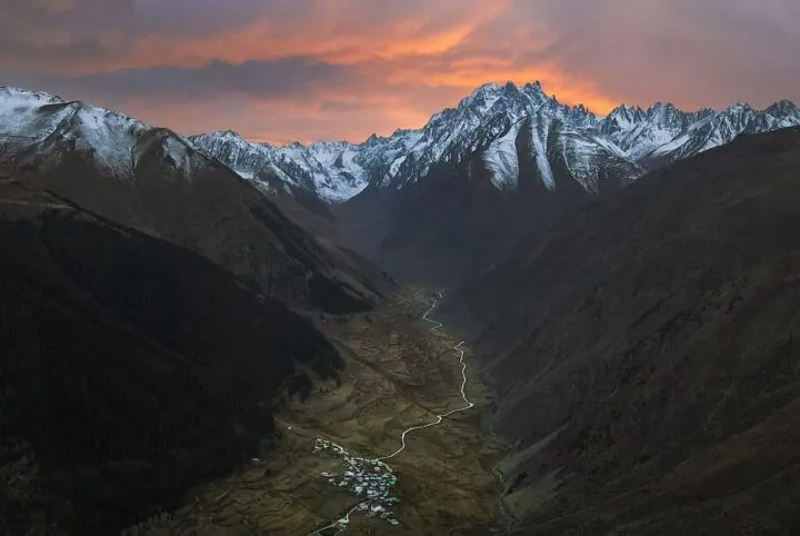 Schneebedecktes Gebirge