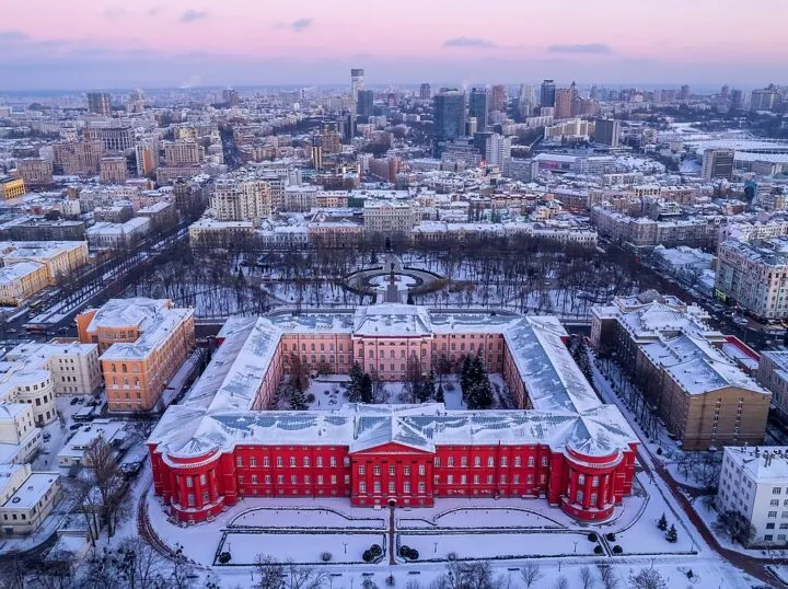 Luftaufnahme des Roten Universitätsgebäudes bei Sonnenuntergang in Kiew.