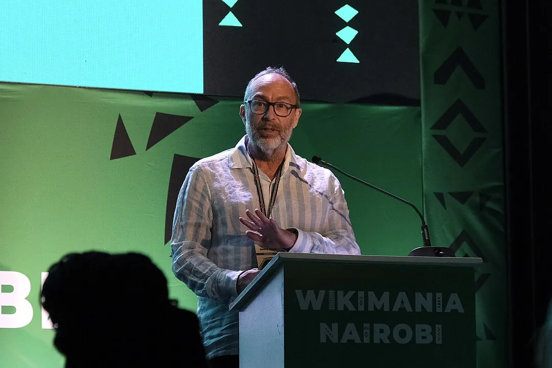 Jimmy Wales spricht auf einer Bühne bei der Wikimania.