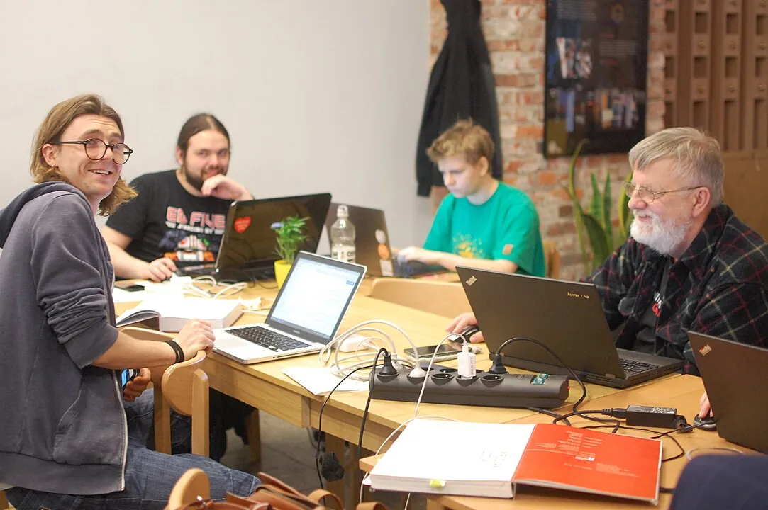 Digitales Ehrenamt ist ein gesamt-europäisches Phänomen. Bei diesem Edit-a-thon in Warschau tragen polnische Wikipedianer*innen zu mehr Wissen über das Thema „Art + Feminism“ in der polnischsprachigen Wikipedia bei. Foto: Laura Jerzak, Edyton Art+Feminism 15, CC BY-SA 4.0