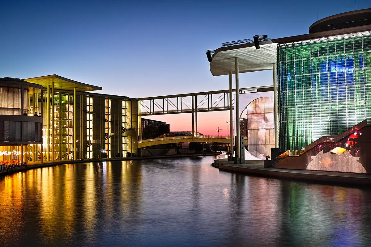 Bhanu1313 (https://commons.wikimedia.org/wiki/File:Marie-Elisabeth-Lüders-Haus,_Bundestag,_Berlin,_Germany.jpg), „Marie-Elisabeth-Lüders-Haus, Bundestag, Berlin, Germany“, https://creativecommons.org/licenses/by/3.0/legalcode