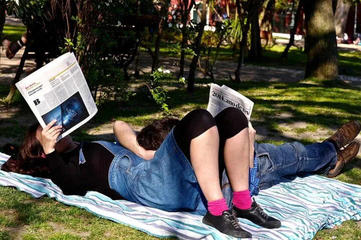 Zeitung-Lesende im Park