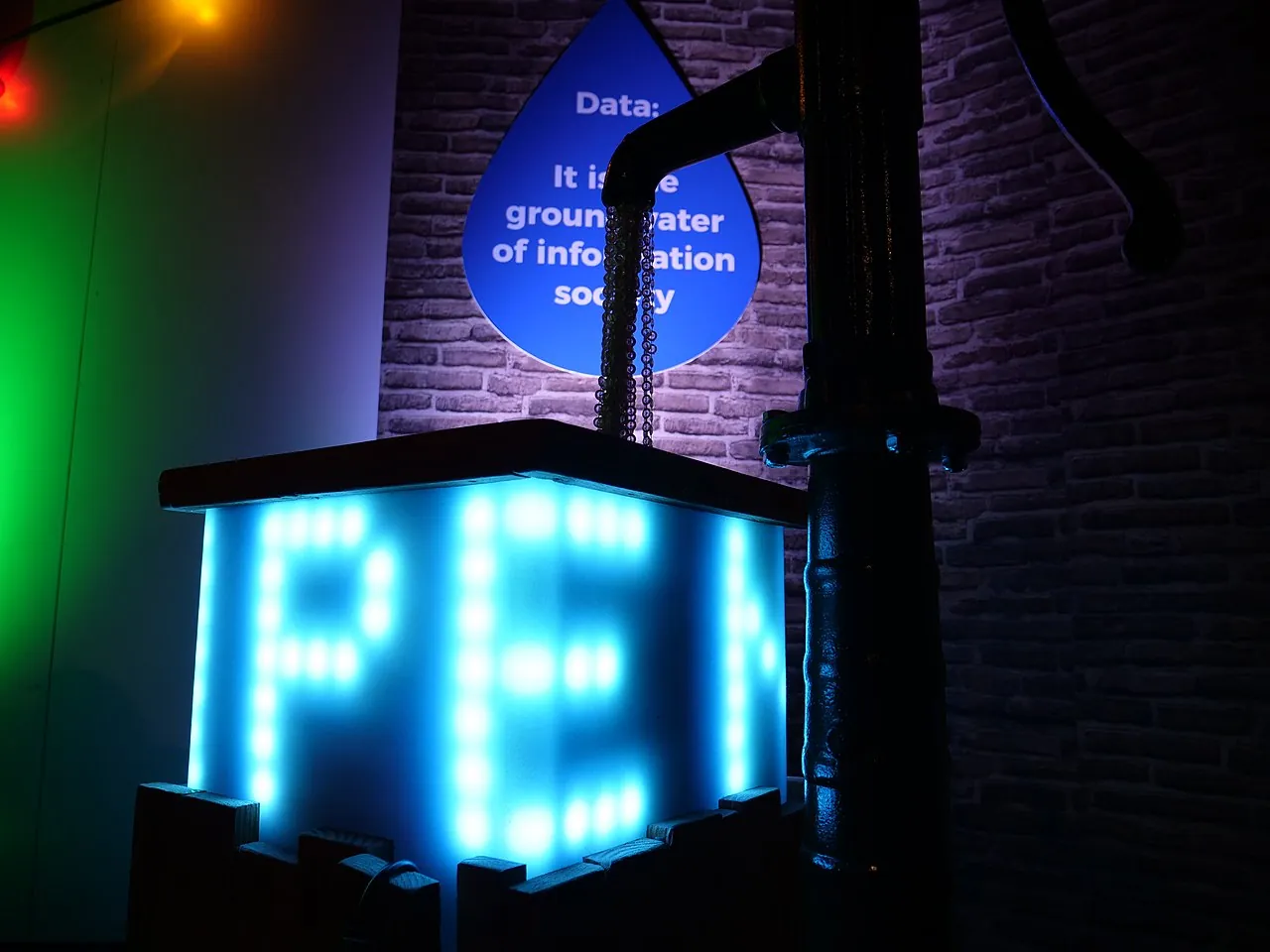 Datenpumpe mit LED-Schriftzug