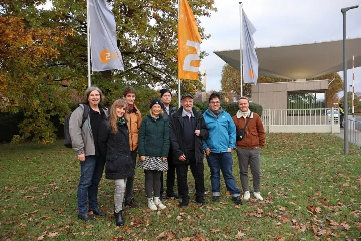 Gruppenfoto vor ZDF Flaggen