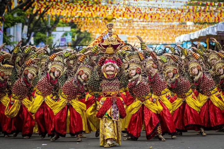 Philippinische Tänzer*innen in traditionellen Kostümen