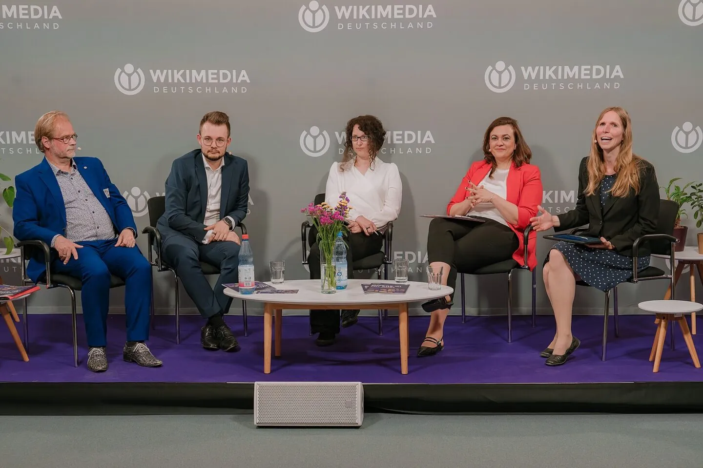 10 Handlungsempfehlungen zu Künstlicher Intelligenz in der Bildung: Das Foto zeigt von links nach rechts die geladenen Digitla- und Bildungspolitiker Dr. Holger Becker (SPD), Maximilian Funke-Kaiser (FDP), Sabine Grützmacher (Bündnis90/Grüne) und Franziska Hoppermann (CDU) mit der Moderatorin der Abschlussveranstaltung vom Forum Offene KI in der Bildung, Nele Hirsch. Aufgenommen wurde das Foto am 14.05. im Raum Mosaik in der Geschäftsstelle von Wikimedia Deutschland in Berlin. Foto: Ekvidi, Wikimedia-DE-Event-14052024-35, CC BY-SA 4.0