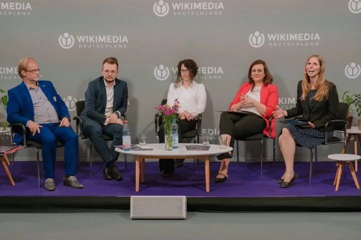 10 Handlungsempfehlungen zu Künstlicher Intelligenz in der Bildung: Das Foto zeigt von links nach rechts die geladenen Digitla- und Bildungspolitiker Dr. Holger Becker (SPD), Maximilian Funke-Kaiser (FDP), Sabine Grützmacher (Bündnis90/Grüne) und Franziska Hoppermann (CDU) mit der Moderatorin der Abschlussveranstaltung vom Forum Offene KI in der Bildung, Nele Hirsch. Aufgenommen wurde das Foto am 14.05. im Raum Mosaik in der Geschäftsstelle von Wikimedia Deutschland in Berlin. Foto: Ekvidi, Wikimedia-DE-Event-14052024-35, CC BY-SA 4.0