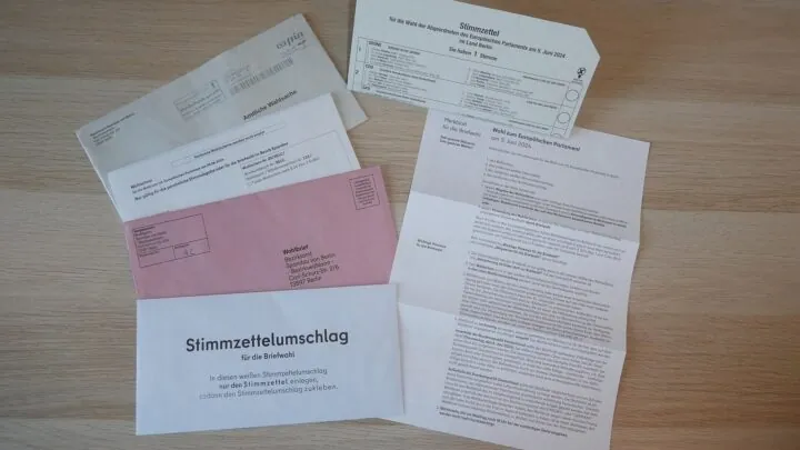 Am 9. Juni haben Wahlberechtigte in Europa wieder die Möglichkeit, die 705 Mitglieder des Europaparlaments zu wählen. Das Foto zeigt die Briefwahlunterlagen für das Land Berlin, Bezirk Spandau. Foto: TyPi, Briefwahlunterlagen Europawahl 2024 (Germany), CC BY-SA 4.0