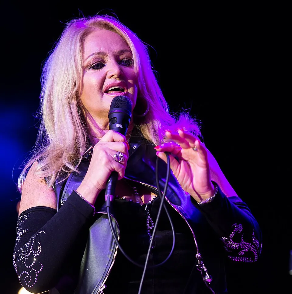 Bonnie Tyler singt.