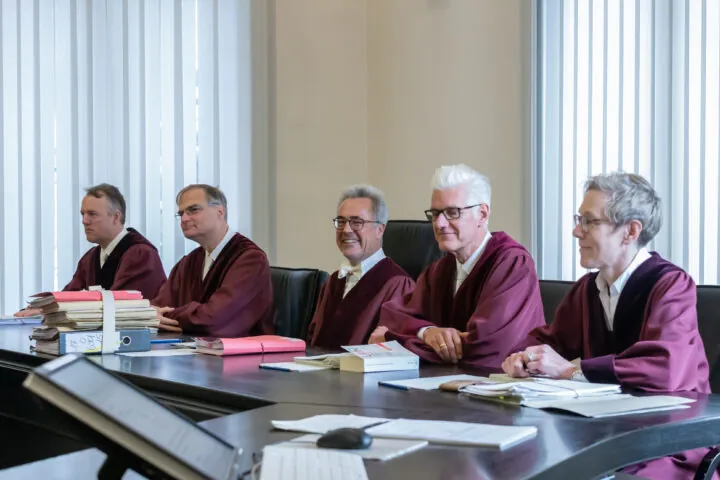 Ein Foto vom BGH Verhandlungstermin am 31. Oktober 2018 in Sachen I ZR 104/17 Die Richter und Richterinnen des Bundesgerichtshof haben in dem Prozess über Rechtsfragen zur Veröffentlichung von Abbildungen gemeinfreier Kunstwerke verhandelt Zu sehen sind die Richter und Richterinnen des I. Zivilsenats im Gerichtssaal. Von links nach rechts sind es: Jörn Feddersen, Wolfgang Kirchhoff, Thomas Koch, Christian Löffler, Christiane Schmalt