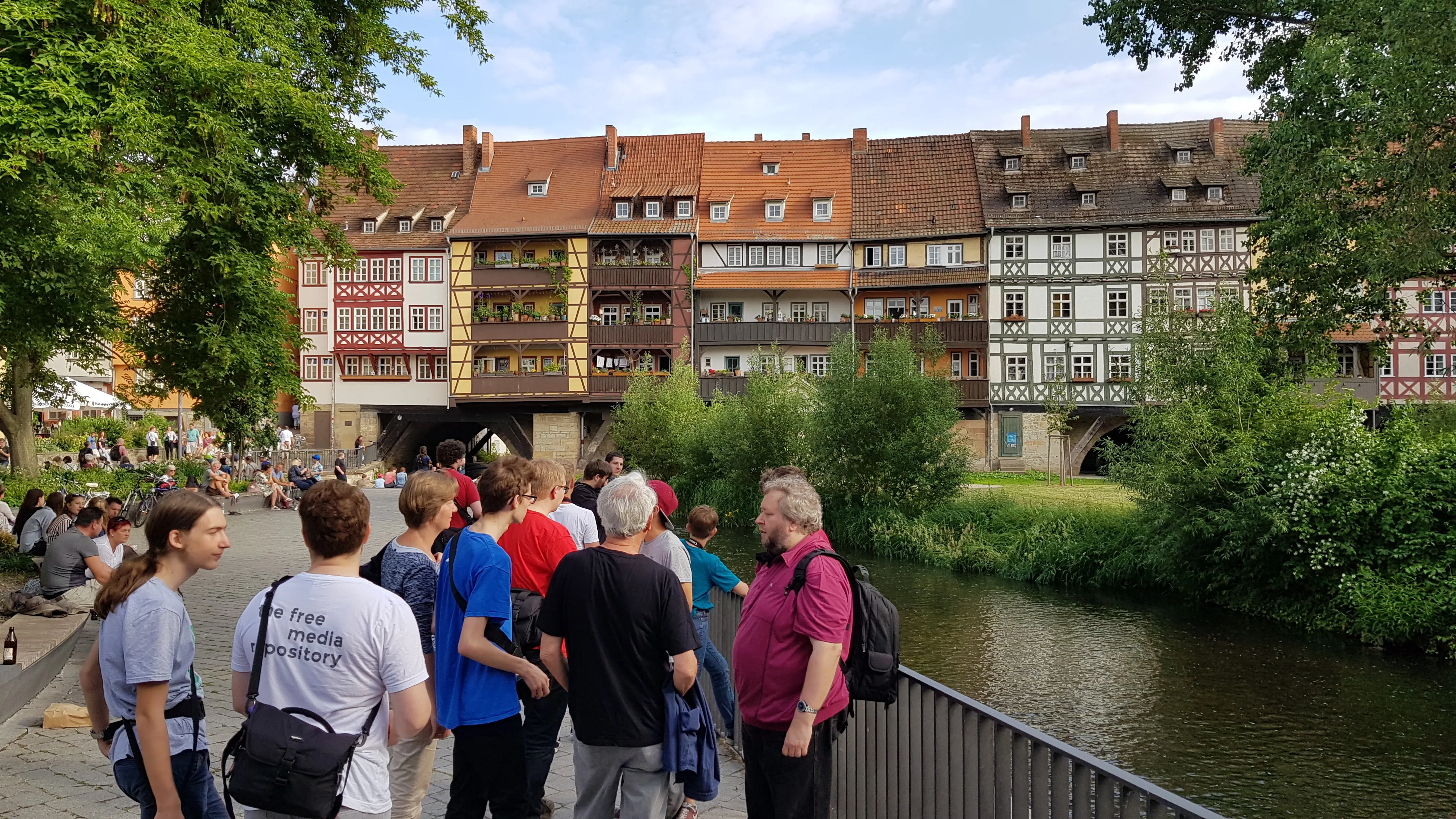 Elisabeth Mandl für WMDE, Jungwikipedianer vor Krämerbrücke, CC BY-SA 4.0 (https://creativecommons.org/licenses/by/4.0/)