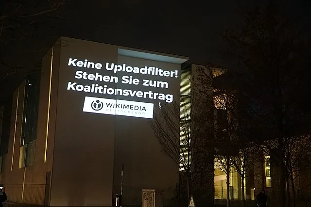 http://pixelhelper.org/ (https://commons.wikimedia.org/wiki/File:Lichtprojektion_ans_Bundeskanzleramt_-_Keine_Uploadfilter!_Aktion_von_Wikimedia_Deutschland.jpg), https://creativecommons.org/licenses/by-sa/4.0/legalcode