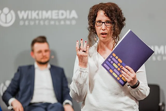 Das Foto zeigt die Bundestagsabgeordnete und Bildungsinformatikerin Sabine Grützmacher (Bündnis90/Grüne). Sie hatte, ebenso wie die weiteren Politiker*innen auf dem Panel, zu Beginn der Debatte die Möglichkeit, sich zu den 10 Handlungsempfehlungen zu Künstlicher Intelligenz in der Bildung zu positionieren und eigene Chancen und Herausforderungen zum Thema zur Diskussion zu stellen. Foto: Ekvidi, Wikimedia-DE-Event-14052024-18, CC BY-SA 4.0