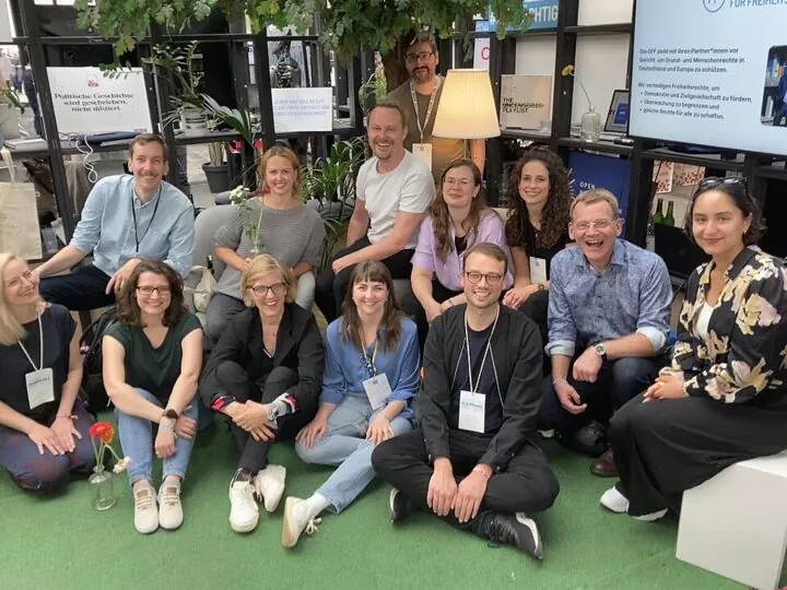 Wer könnte bei so viel guter Laune und Offenheit widerstehen? Begegnungen und Austausch zu aktuellen digitalpolitischen Fragen – darum ging es am Stand von Wikimedia Deutschland im Bündnis F5 bei der re:publice 2024 Foto: Lilli Iliev (WMDE), Gruppenbild Bündnis F5, republica 2024, CC0 1.0