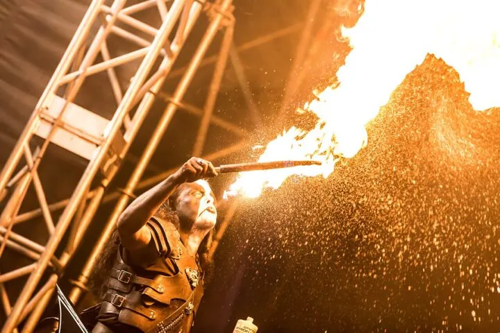 Bandmitglied von Abbath beim Feuerspucken