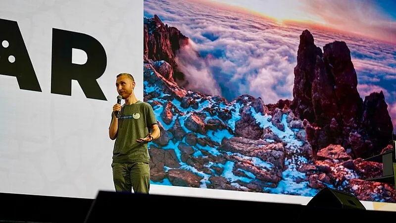 Anton Protsiuk spricht bei der Wikimania Singapore