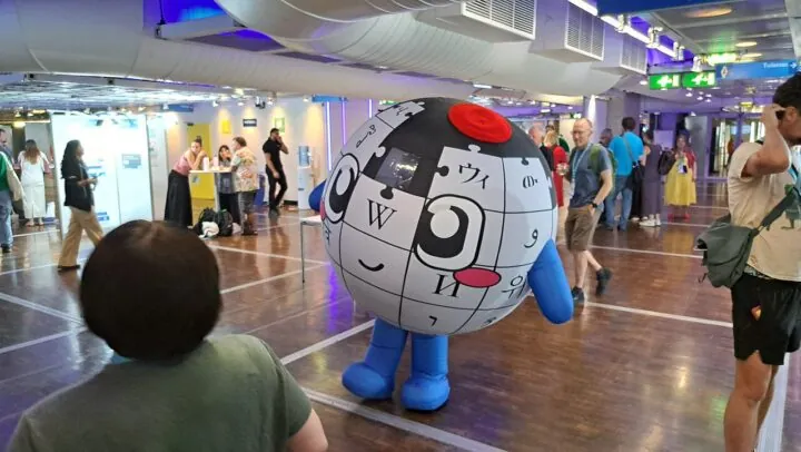 Wikipedia-Maskottchen "Baby Globe" auf der Wikimania
