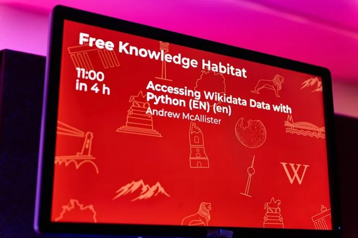 Bildschirm mit dem Schriftzug „Free Knowledge Habitat” beim Chaos Communication Congress.