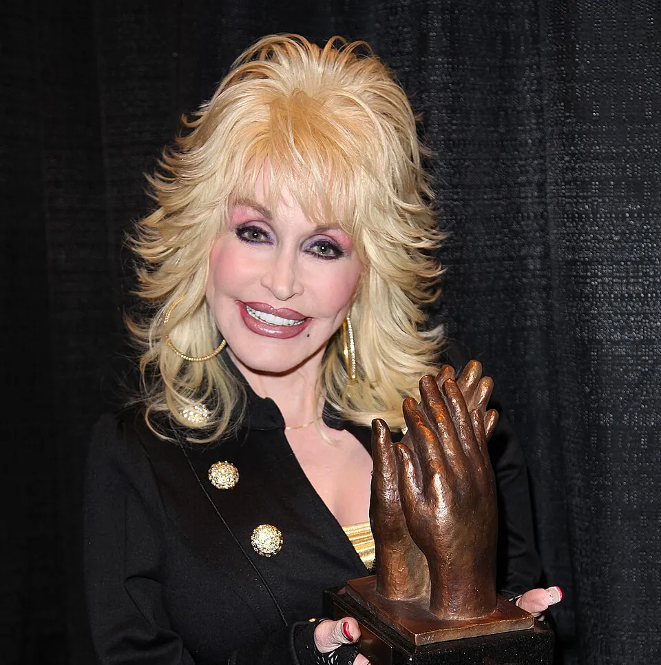 Portrait Dolly Parton mit einer Trophäe.