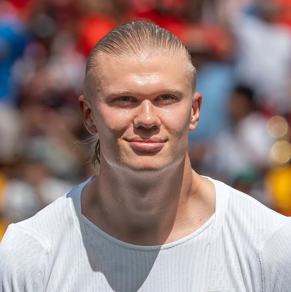 Erling Haaland in einem weißen Trikot.