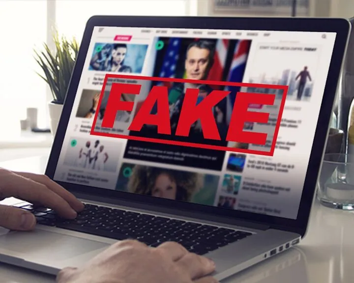 Auf einem Laptopbildschirm ist groß das Wort "Fake" zu lesen.