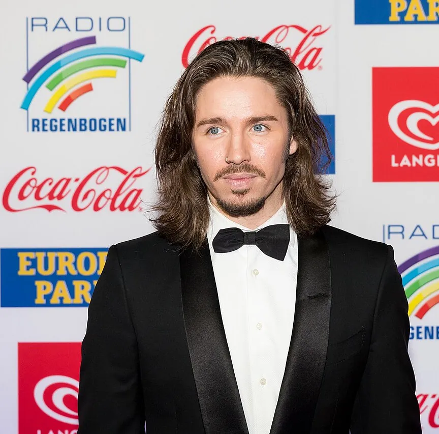 Gil Ofarim im schwarzen Anzug