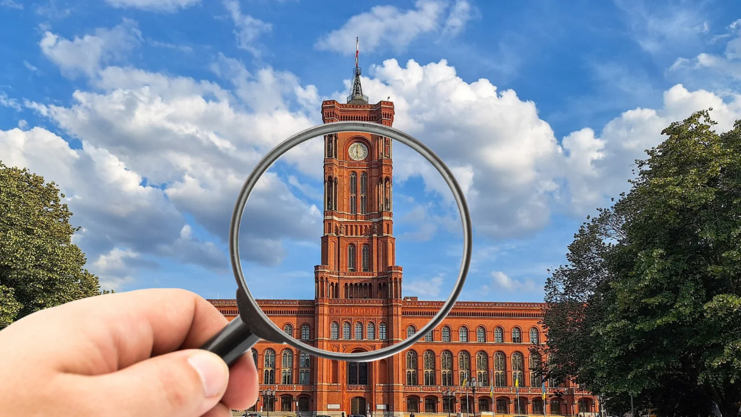 Durch eine Lupe sieht man das Rot Rathaus Berlin.