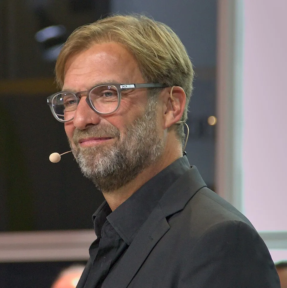 Jürgen Klopp im schwarzen Anzug.
