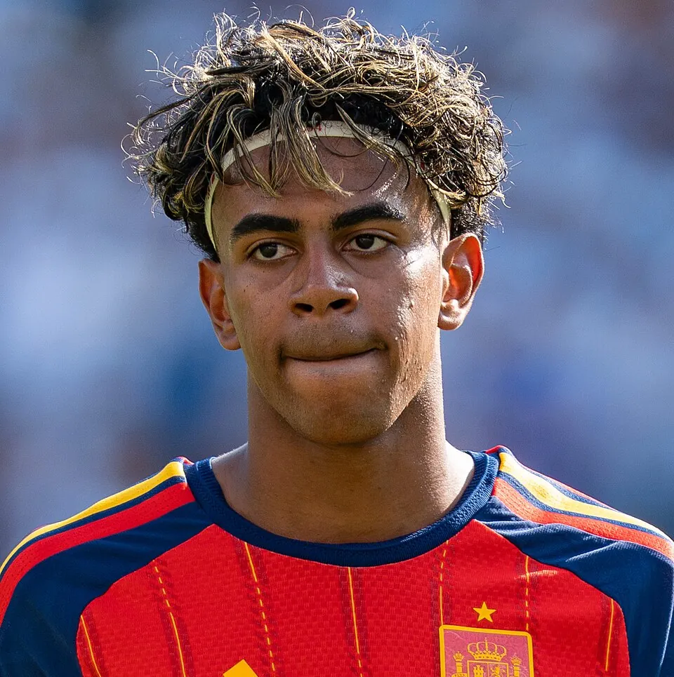 Lamine Yamal in einem roten Trikot.
