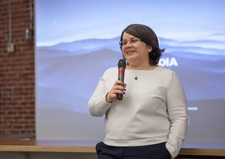 Lydia Pincher auf der Bühne mit Mikrofon