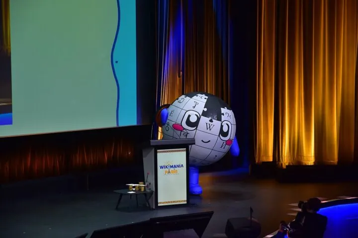 Wikipedia-Maskottchen "Baby Globe" auf der Bühne.