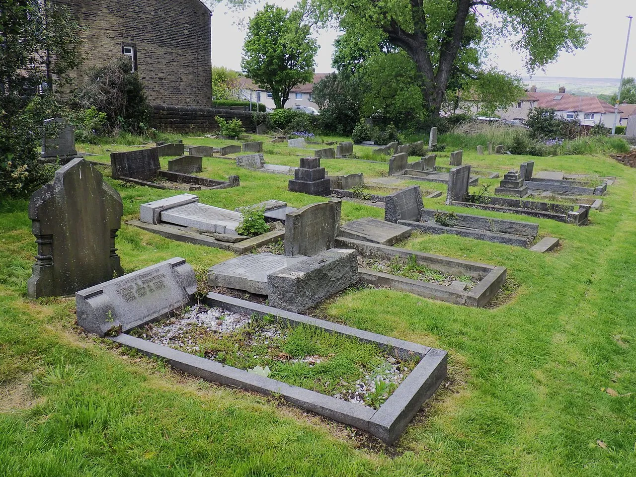 Friedhof mit Gräbern.