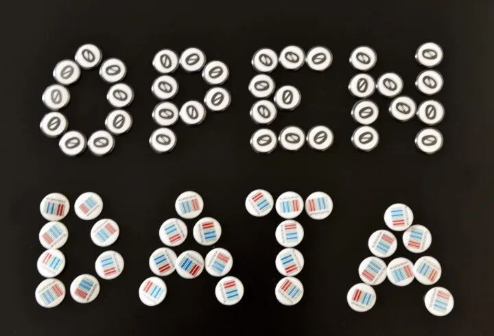Das Foto zeigt den Begriff Open Data. Die Buchstaben wurden aus Buttons / Ansteckpins gelegt. Die Buchstaben des Wortes Open bestehen aus Buttons mit jeweils einer Null und die Buttons aus denen das Wort Data gelegt wurde, sind mit dem Wikidata-Logo versehen. Jan Ainali, Open Data CC0 Wikidata, CC0 1.0
