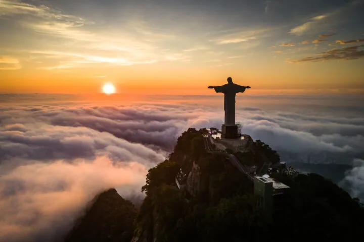 Die Christusstatue Cristo Redentor in Rio de Janeiro (Brasilien) über den Wolken.