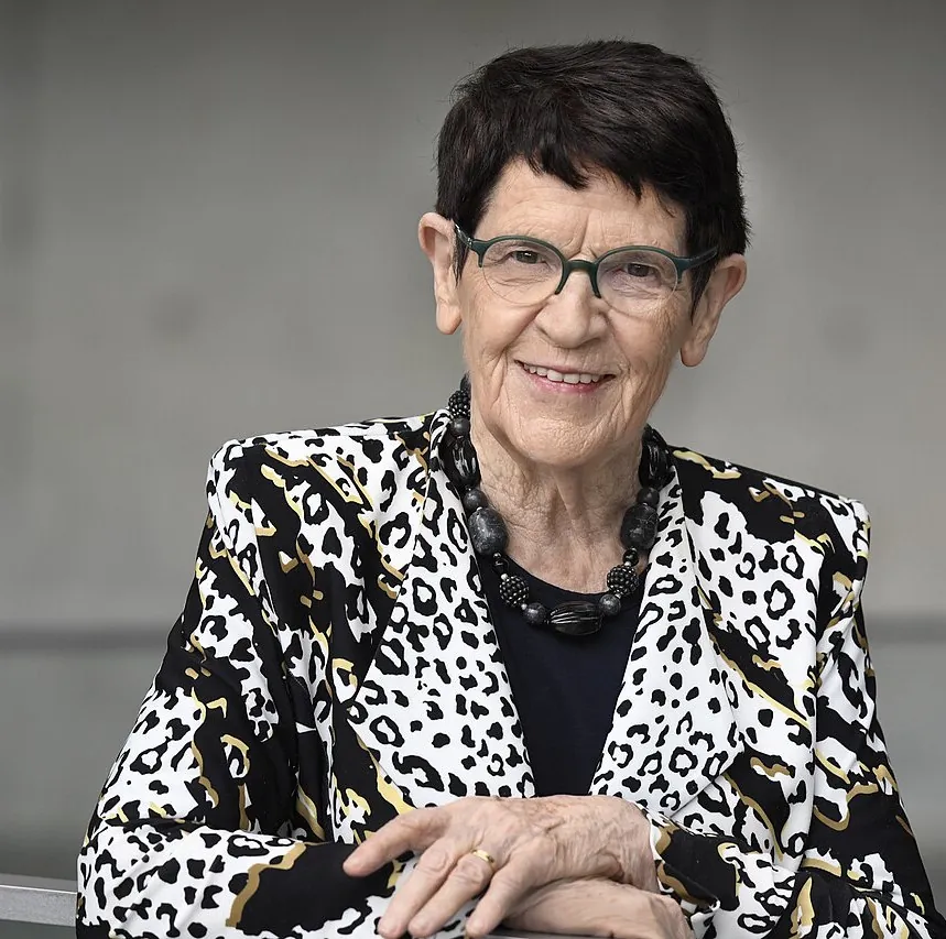 Rita Süssmuth schaut in die Kamera