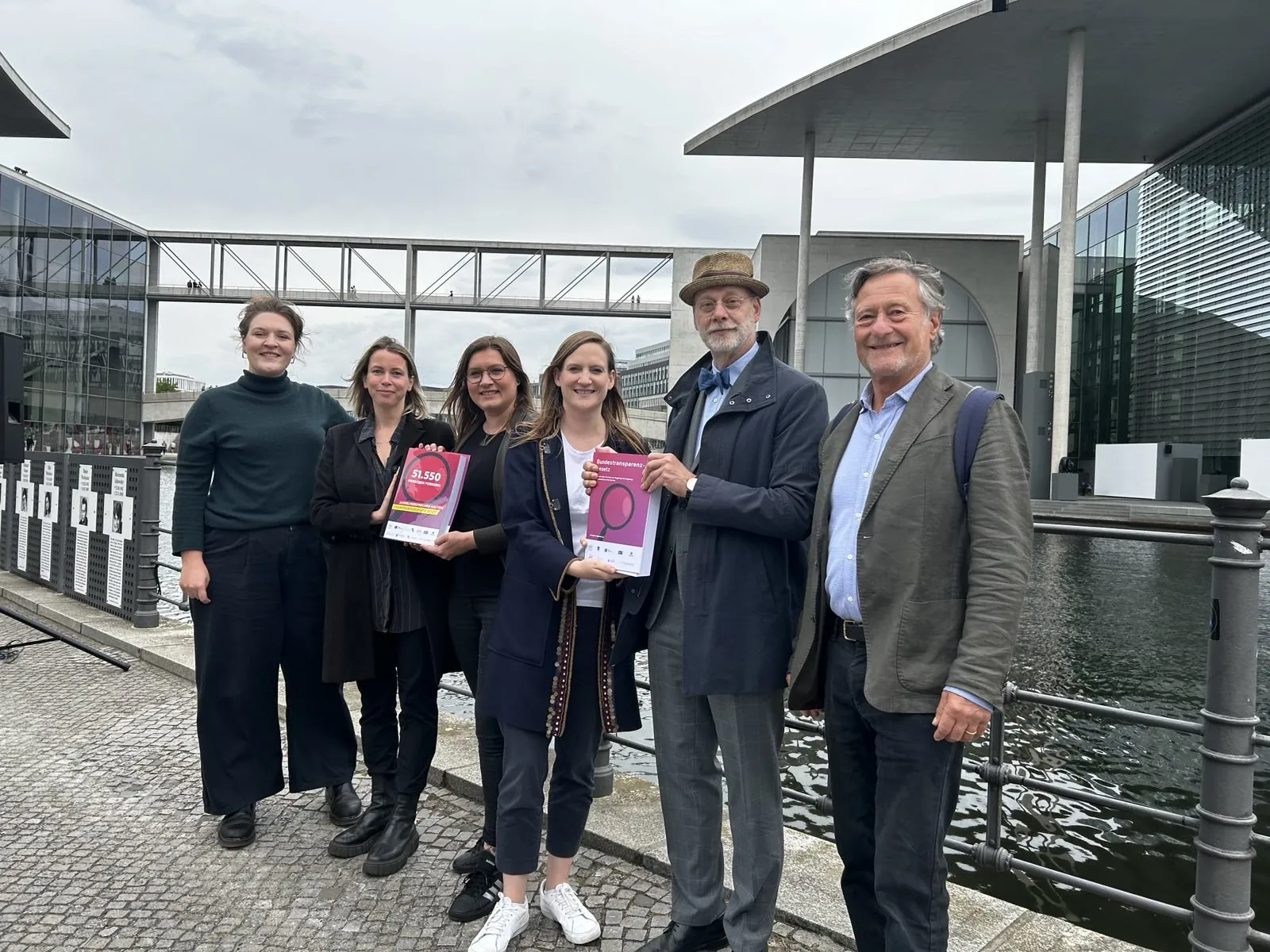 Auch Anna Kassautzki (SPD, Stellvertretende Vorsitzende im Ausschuss für Digitales, 3.v.l.) und Carmen Wegge (SPD, Mitglied im Ausschuss für Inneres und im Rechtsausschuss, 3.v.r.) nahmen unsere Petition für ein Bundestransparenzgesetz entgegen. Foto: Mehr Demokratie e.V. CC BY-SA 2.0