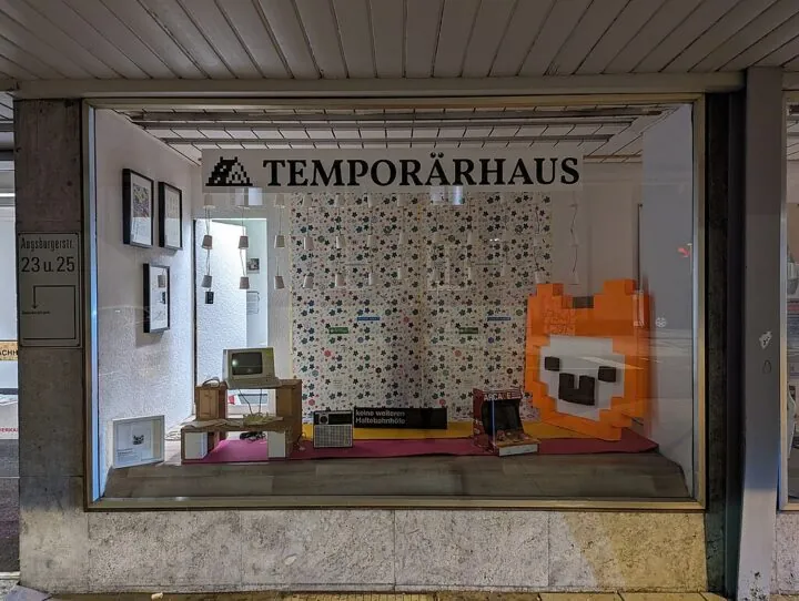 detailiiert dekoriertes Schaufenster mit Aufschrift Temporärhaus