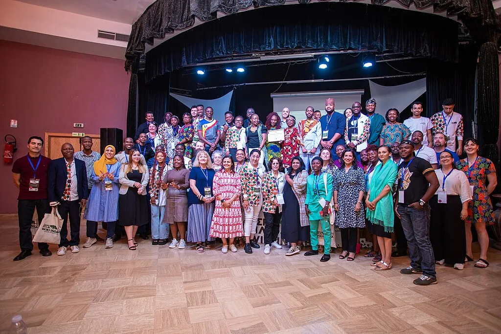 Gruppenbild vor der Bühne auf der WikiIndaba 2023