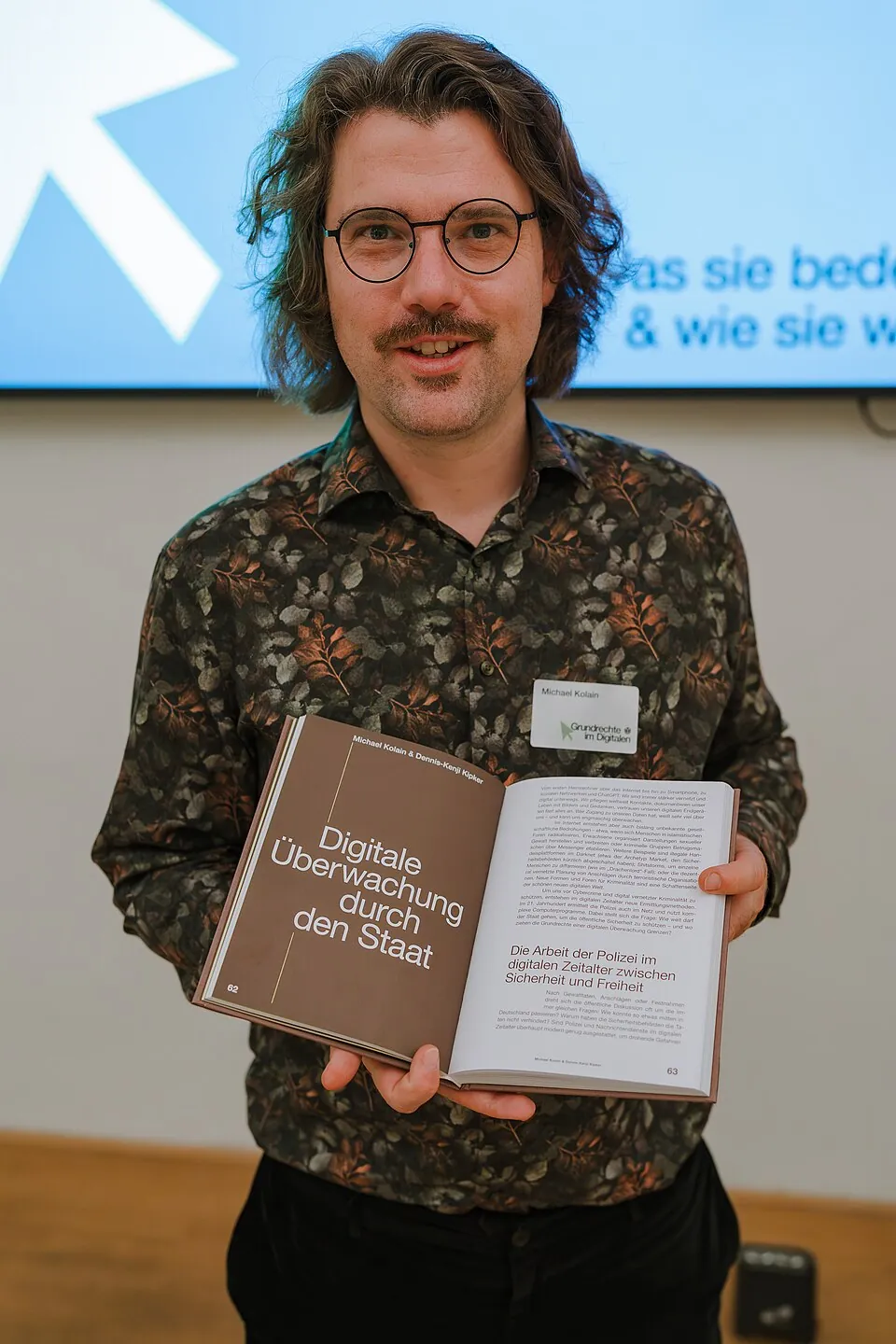 Portrait Michael Kolain mit Publikation