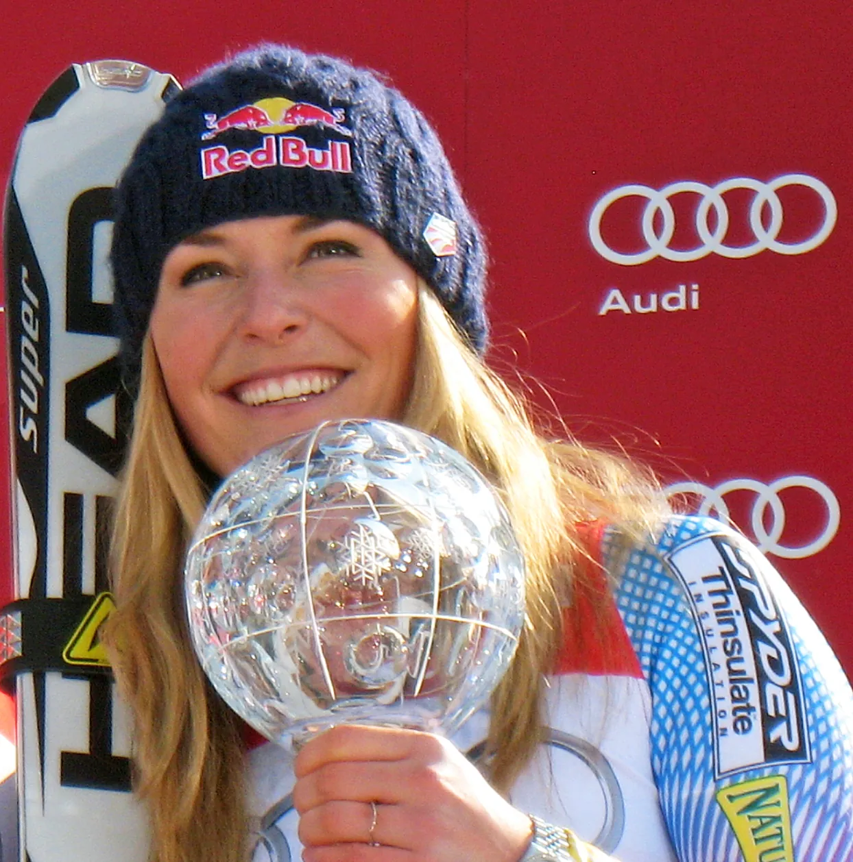 Lindsey Vonn hält ihre Kristallglobus-Trophäe hoch.